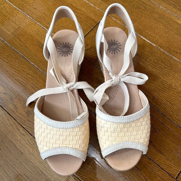 新品未使用【UGG】アグ◆25〜25.5cm【ベージュ系レザー×編目 リボン結び サンダル】