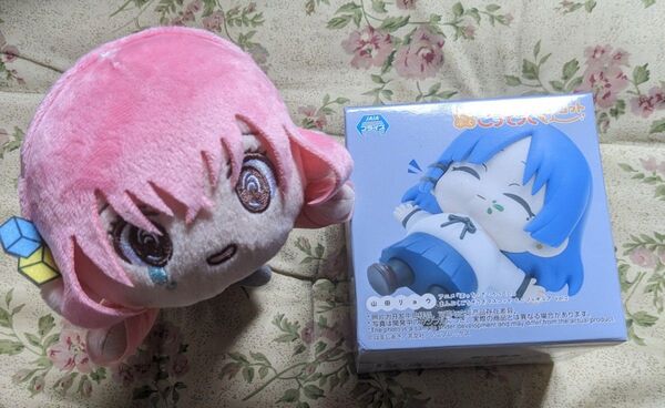 ぼっちざろっく寝そべりミニぬいぐるみと山田リョウまんぷくごちそうさマスコット2個セット