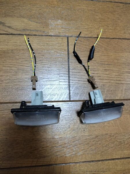 E52 エルグランド 純正 リア ナンバー灯 ライセンスランプ 部品 パーツ