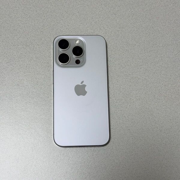 美品 iPhone15Pro ホワイトチタニウム 128GB SIMフリー 本体