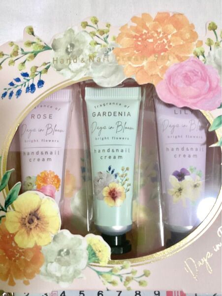 未使用品 デイズインブルーム ハンド&ネイルクリームギフト 15mL 3本セット