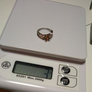 絶妙なツートンカラーフローラルリングUS7号ですが、日本の12号です。もうこれが最後です。モルガナイトホワイトサファイア。落札品。