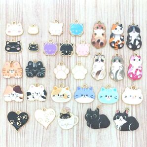 ねこちゃんと肉球のチャーム 30個セット ハンドメイドパーツ