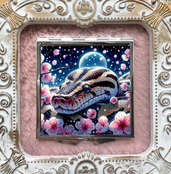 32 ハンドメイド レジン コンパクトミラー 鏡 アミメニシキヘビ 蛇 爬虫類 桜 月 月夜