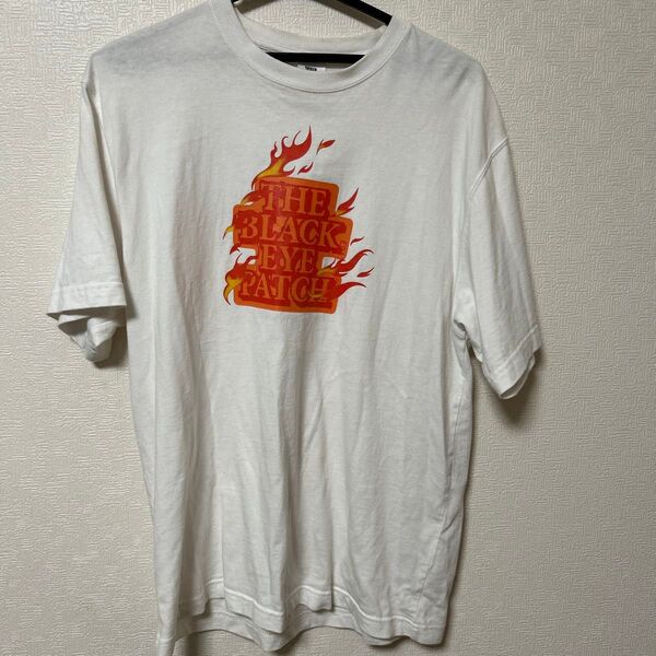 ブラックアイパッチバックファイヤーロゴTシャツ 赤 レッド 白
