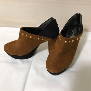 処分価格★MYSTHIC GLOW 茶色と黒のスエード うしろファスナー 金スタック飾り 10cmヒールブーティー23.5cm