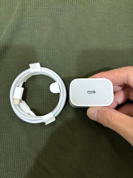 Apple 純正20w USB 電源アダプタとUSB-Cケーブル