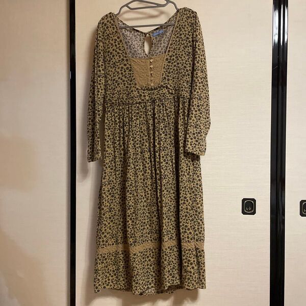 ロングワンピース 小花 ベージュ
