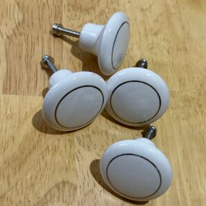 お得な中古扉のセラミックつまみ♪白地に金のアクセント入(白金環)♪表面は比較的綺麗です♪DIYや緊急用として♪