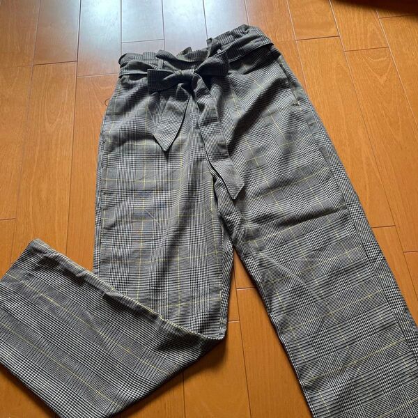 チェックのテーパードパンツ