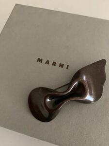 マルニ リボン ブローチ ブロンズ アクセサリー MARNI