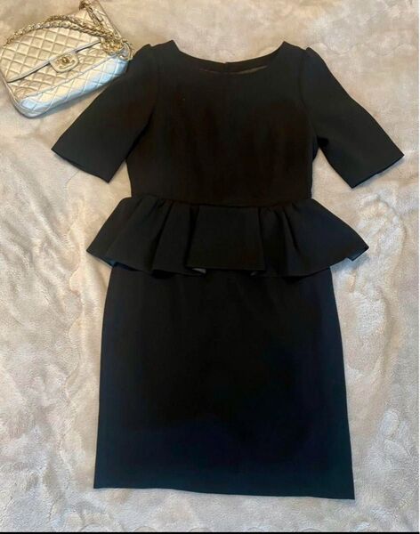 JUSGLITTY ジャスグリッティー 黒のペプラムワンピース