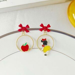 白雪姫 りんご リボン ピアス 大きめ 目立つ 個性的 Dハロ インパ 揺れる 可愛い アクセサリー イベント コスプレ チャーム