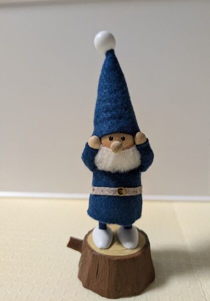 ノルディカニッセ 悩む青い服のサンタ