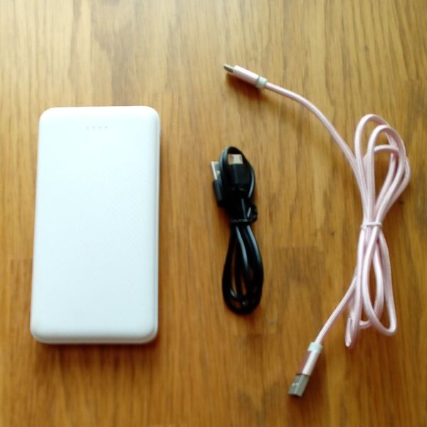 大容量12000mAhのコンパクトなモバイルバッテリー。2台同時充電が可能で、シェアしてお使いいただけますおまけコード2種付き、