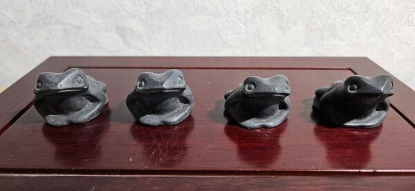 カエル 蛙 黒蛙 黒カエル 那智黒 石 縁起物 4匹セット