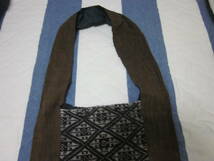 アジアで購入の古布使用のフリンジ付のアンティーク風の布製ショルダーバッグ_画像4