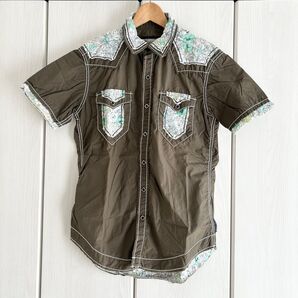 メンズ シャツ CHEVIGNON シェビニオン トップス カーキ 半袖 半袖シャツ 花柄 Mサイズ