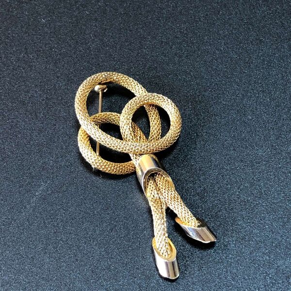 ビンテージ ブローチ モダンデザイン! 結び目 メッシュ 金色クラシカル ヴィンテージ バッジ ( AKS165 )