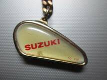 スズキ 鈴木 SUZUKI　白色　赤文字　 レトロ 当時物 キーホルダー 旧車 昭和 街道 レターパック対応 /GSX刀RGGTスズキザリSV40_画像2