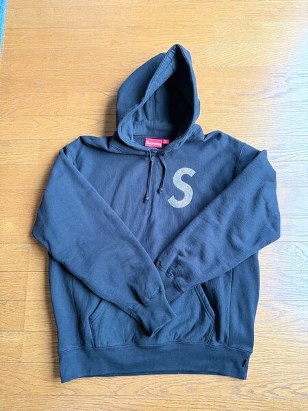 supreme スワロフスキー Sロゴスウェットパーカー ブラック フーディー 公式オンラインにて購入