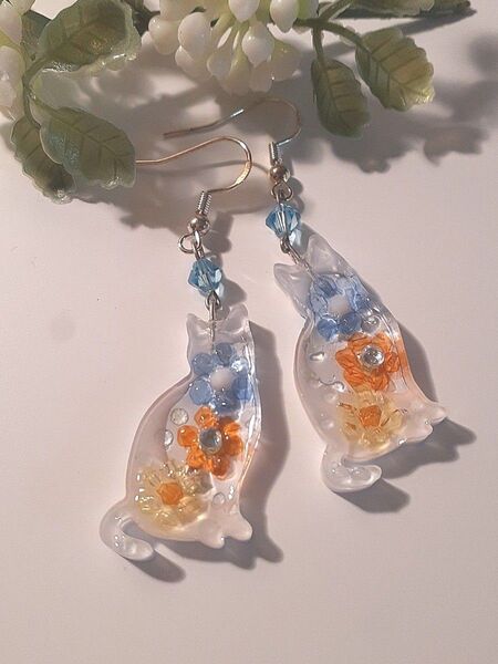 半透明白猫 花 フックピアス アレルギー対応ピアス ねこ雑貨 ピアス ハンドメイド