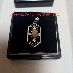 オパールのペンダントトップ 粒子状の遊色あり