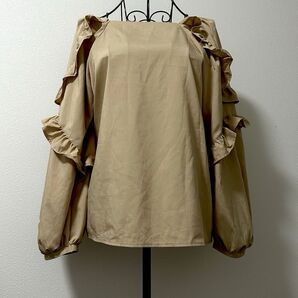 エレガントなフリルブラウス FREEサイズ ベージュ 長袖