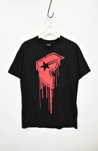 定番【FAMOUS/フェイマス】コットン100% グラフィック ロゴ プリント 半袖Tシャツ ブラック×レッド M ストリート