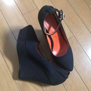 マウジー パンプス 黒 ウェッジソール ストラップベルト
