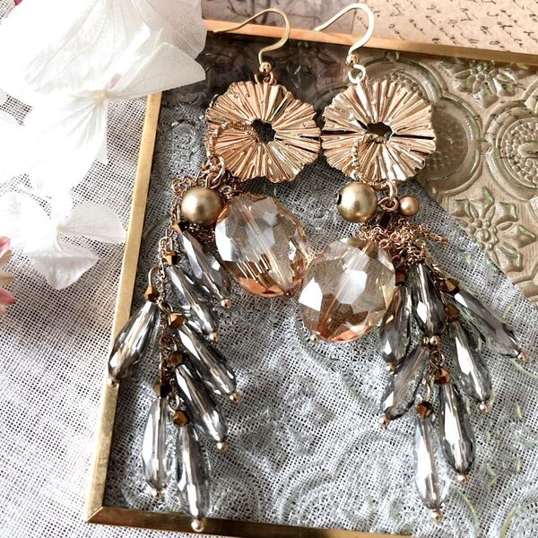 メタルフラワーとクリスタルビジューのチャーム 2個 ピアス・イヤリングパーツ別売 ハンドメイド アクセサリー カラーストーン