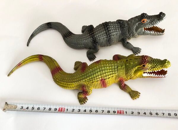 ワニ 2匹まとめて おもちゃ ビニール? ゲテモノ 押すと鳴く いたずら リアル