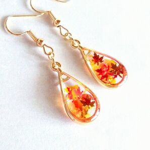 金の雫のピアス(紅葉輝く)