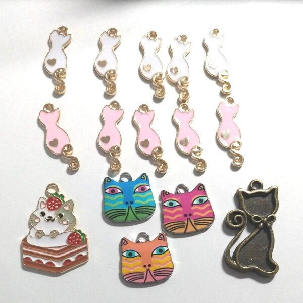 【4】ネコのチャーム かわいい猫 15個セット 新品 ハンドメイドパーツ 金属パーツ