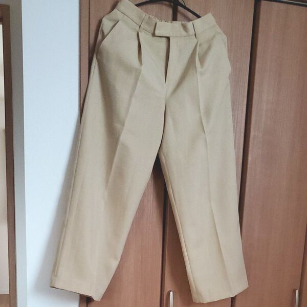 センタープレス セミワイドパンツ ベージュ