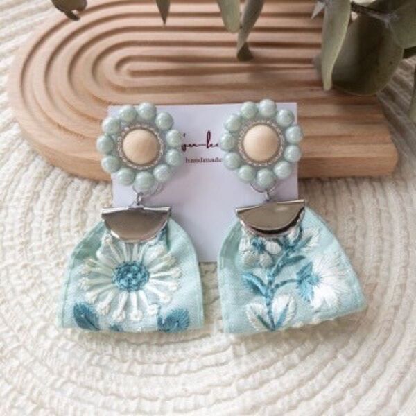 【2way】ビーズ刺繍 爽やかグリーンのお花カボション×グリーンのインド刺繍リボンタッセルのピアス/イヤリング