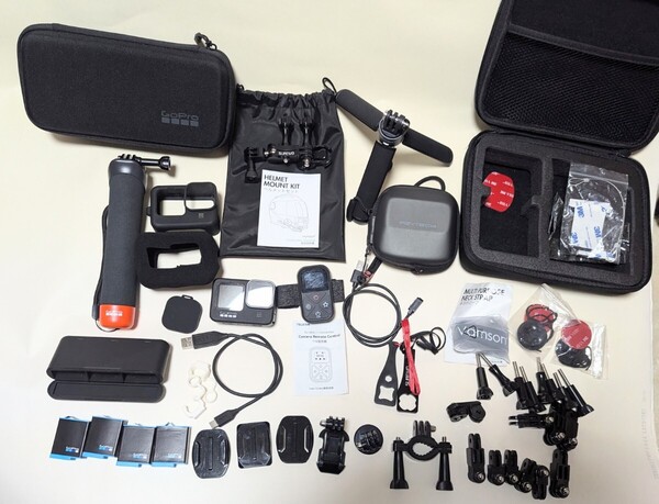 GoPro HERO9 BLACK 純正バッテリー4個 3個同時充電器 Bluetoothリモコン 純正フローティング ハンド グリップ など アクセサリー沢山
