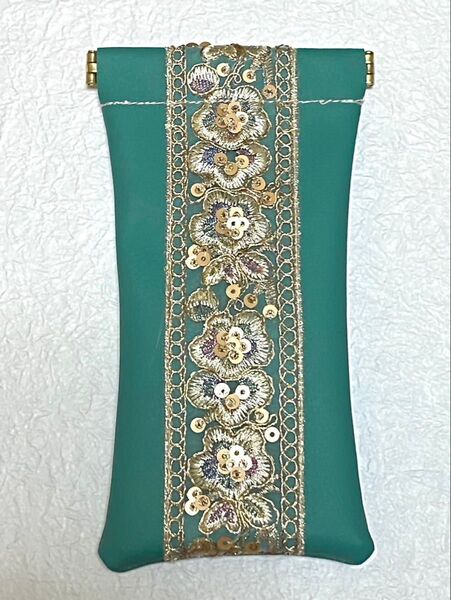 エメラルドグリーン色 刺繍リボン付き バネ口 メガネ入れ 小物入れポーチ