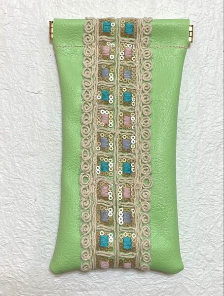グリーン色 刺繍リボン付き バネ口 メガネ入れ 小物入れポーチ