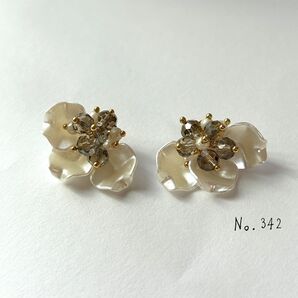 No.342 ハンドメイド キラキラガラスビーズ フラワーピアス イヤリング