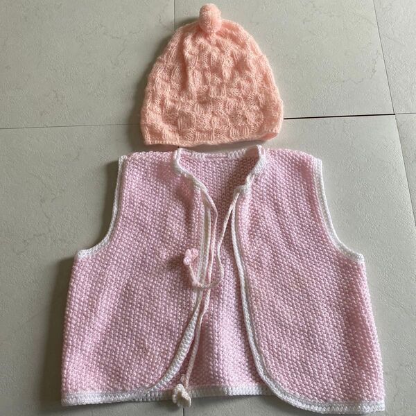80センチ〜ハンドメイド ピンク ニット ベストと帽子 セット