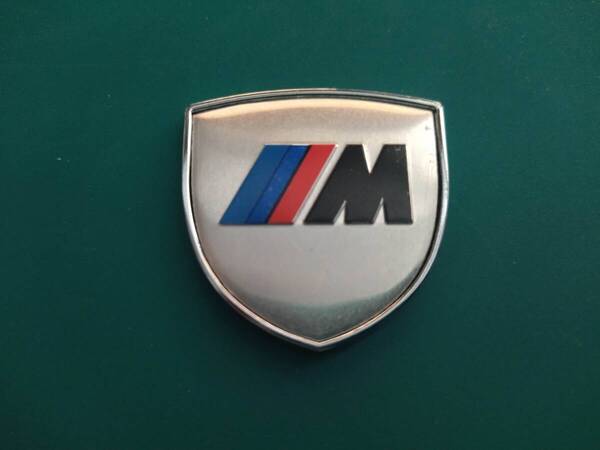 【ゆうパケット送料込】BMW M ホームベース型エンブレム シルバー 縦3.9cm×横3.9cm×厚さ2.5mm