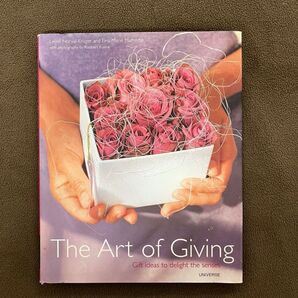 ラッピングの参考に 洋書 The Art of Giving (Hardcover)