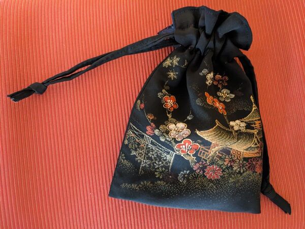 巾着袋 留め袖生地 刺繍 手作り 外国の方へのお土産などに