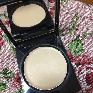 Etevos Creamy Tap Mineral Foundation Black Case 1 использовал свет