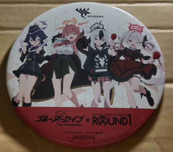 【中古品】ブルーアーカイブ×ラウンドワンコラボ ビッグ缶バッチ 便利屋68(陸八魔アル&浅黄ムツキ&鬼方カヨコ&伊草ハルカ)