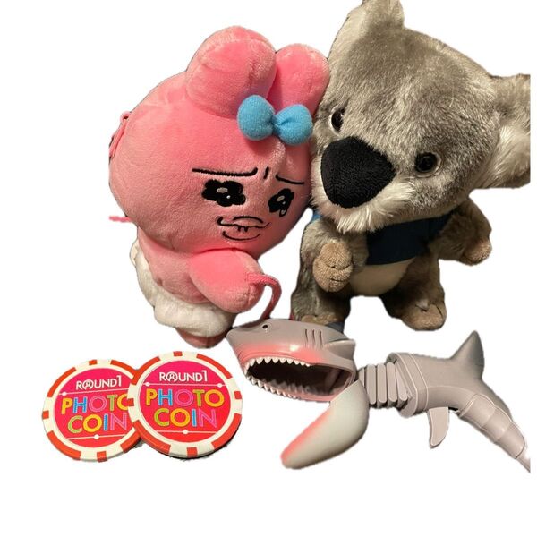 おぱんちゅウサギ肩掛けポシェット、koalaマットレスぬいぐるみ、ラウンドワンプリクラコイン2枚、サメの伸びるおもちゃ