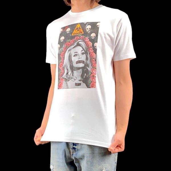 新品 セクシー ブロンドウーマン ローズ 薔薇 バラ 宇宙人 バイオハザード コズミック カオス レトロ アート Tシャツ ユニセックス Sサイズ