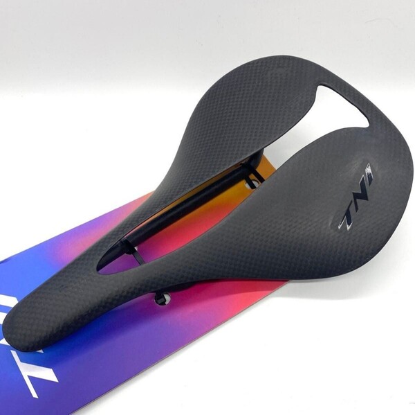 【新品】TNI CarbonFly カーボンサドル