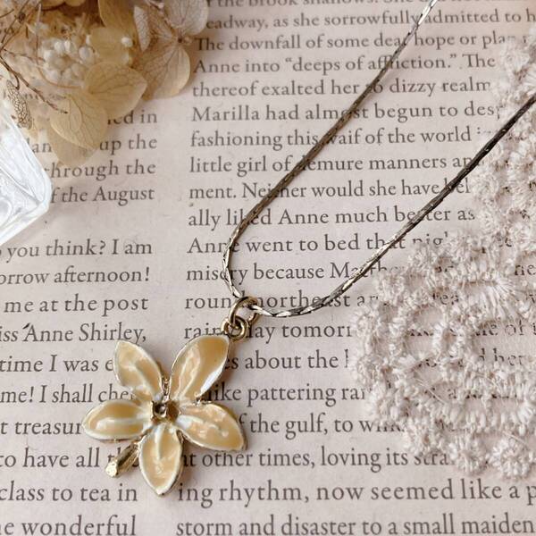 ヴィンテージネックレス ショート フラワーモチーフ イエロー エナメル☆Vintage jewelry accessories R0162